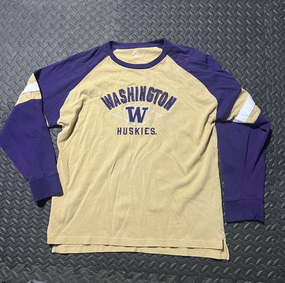 KA Knights Apparel Washington Huskies NCAA Mens Long Sleeve Applique Crew Shirt